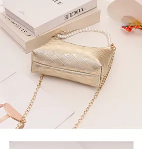 Detail der hellgoldenen gesteppten Mini-Tasche mit Perlen Griff und Metallkette