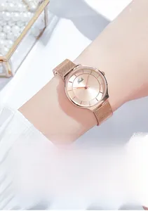 Gros plan sur une montre à quartz en or rose avec bracelet en maille milanaise