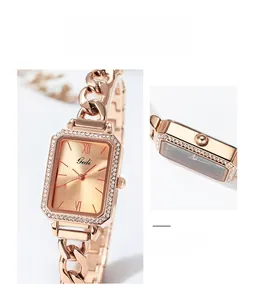 Dettaglio dell'orologio Gedi quadrato in oro rosa con lunetta in strass e quadrante