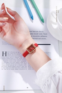 Detail der GEDI-Quarzuhr mit Roségoldgehäuse und rotem Lederarmband am Handgelenk