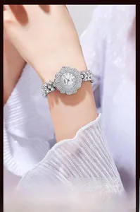 Dettaglio dell'orologio da donna GEDI a forma di fiore d'argento con strass lucidi
