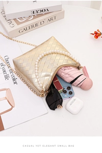 Detailansicht der goldenen Stepptasche mit Platz für Handy und kleines Zubehör im Inneren
