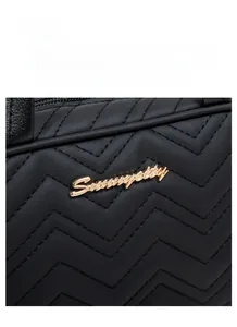 Dettaglio in pelle nera trapuntata a V con logo in metallo dorato e cuciture precise