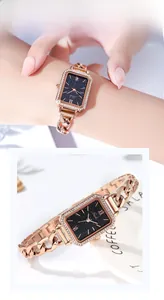 Dettaglio orologio quadrato lusso in oro rosa con strass e quadrante nero stellato