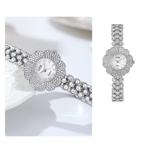 Dettaglio dell'orologio al quarzo a forma di fiore con strass pavé e finitura argentata