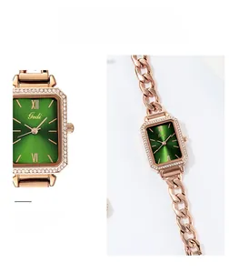 Dettaglio dell'orologio con quadrante quadrato verde e lunetta di strass e cinturino