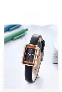 Nahaufnahme einer eleganten quadratischen Uhr mit Roségoldgehäuse und schwarzem Lederband