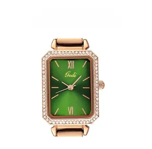 Dettagli dell'orologio al quarzo di lusso con cassa in oro rosa e quadrante verde