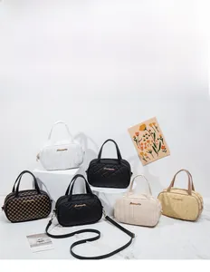 Collezione di borse a tracolla in paglia e trapuntate con logo dorato di marca