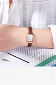 Nahaufnahme der GEDI Damenuhr mit braunem Lederarmband und roségoldenem Gehäuse am Model