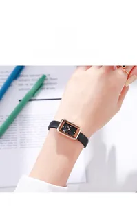 Nahaufnahme der rechteckigen GEDI Damenuhr in Roségold mit schwarzem Lederarmband am Handgelenk
