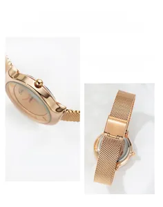Vue détaillée du bracelet en maille d'or rose ultra-mince et du fermoir de montre à quartz