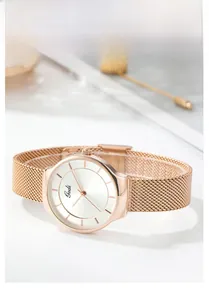 Détail du bracelet en maille milanaise rose doré et cadran minimaliste à texture métallique
