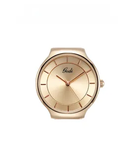 Gros plan du cadran de montre à quartz or rose avec bracelet en maille et index raffinés