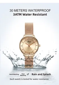 Détail de la montre maille or rose étanche à 30 m au-dessus d'une éclaboussure d'eau