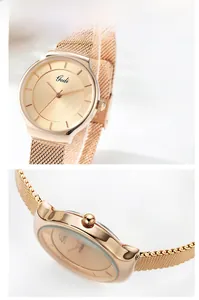 Détail du bracelet en maille or rose et cadran rond poli d'une montre à quartz