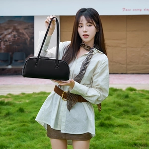 Sac baguette minimaliste en cuir noir brillant pour femme, idéal pour le style quotidien