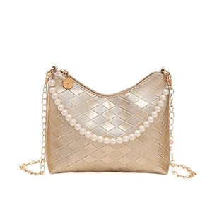 Goldene gesteppte Beuteltasche mit Perlengriff und Metallkettenriemen für Damen
