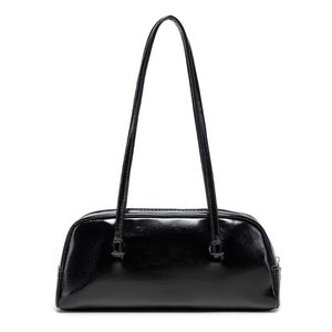Sac baguette tendance en cuir verni noir avec finition brillante et fines bretelles