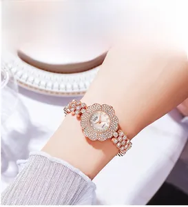 Dettaglio macro dell'orologio a fiore GEDI oro rosa con strass bianchi brillanti