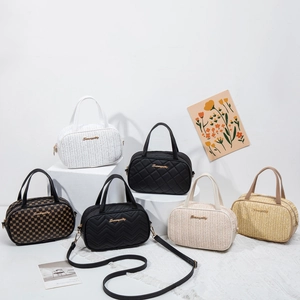 Borsa A Mano Da Donna In Pelle PU Trapuntata A V Borsa A Tracolla Alla Moda Con Logo In Metallo Dorato E Chiusura Lampo
