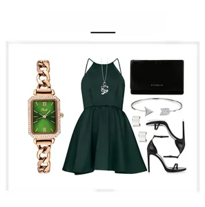 Orologio quadrato con quadrante verde, cinturino a catena oro rosa e outfit elegante