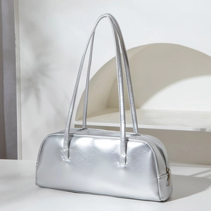 Silberne Baguette-Schultertasche mit langem Griff im modernen minimalistischen Stil