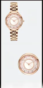Détail d'une montre en or rose avec lunette sertie de strass et bracelet métal