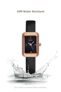 Rechteckige Uhr in Roségold mit Lederarmband zeigt die 3ATM Wasserdichtigkeit im Detail