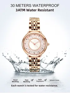 Gros plan d'une montre étanche en or rose avec lunette en cristal dans l'eau vive