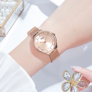 Montre Gedi minimaliste pour femme en or rose avec un bracelet élégant en maille milanaise