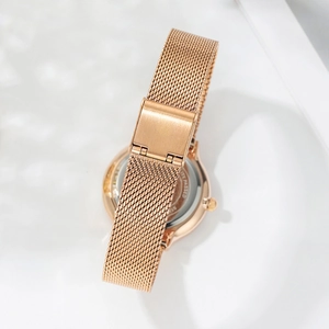 Montre minimaliste en or rose avec bracelet en maille milanaise et dos poli du boîtier