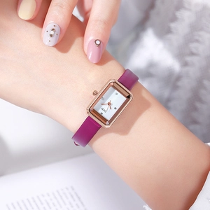 Damen-Quarzuhr mit lila Lederarmband und roségoldenem quadratischem Gehäuse am Handgelenk