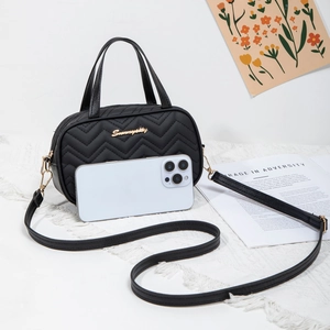 Borsa a tracolla trapuntata nera con motivo a onde, hardware dorato e manico superiore