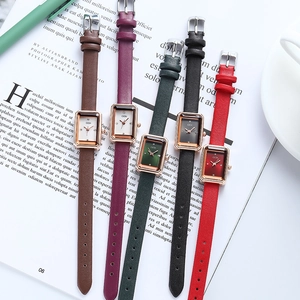 Set mit fünf rechteckigen Damen-Quarzuhren mit Lederarmband in verschiedenen Vintage-Farben