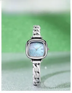 Détail de la montre GEDI avec cadran en nacre bleu clair et bracelet chaîne argenté