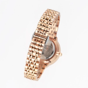 Montre femme élégante en or rose avec bracelet à maillons métalliques et boucle déployante