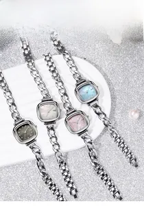 Détail de quatre montres de luxe pour femmes avec cadrans en nacre et bracelets chaînes