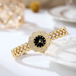 Montre à quartz luxueuse en forme de fleur pour femme avec strass brillants et bracelet métal