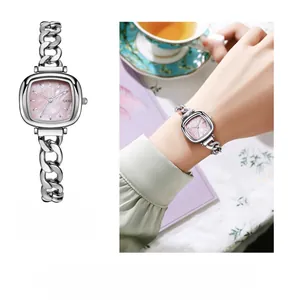 Détail montre ovale GEDI avec cadran nacre rose et bracelet à maillons ajourés argentés