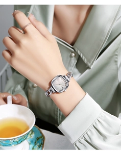 Montre à quartz ovale argentée élégante avec bracelet chaîne au style luxueux