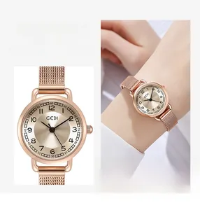 Détail du cadran soleil or rose et du bracelet en maille de cette montre femme