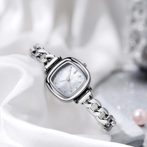 Montre carrée argentée élégante avec cadran en nacre et bracelet à maillons