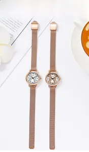 Deux montres à quartz pour femmes en or rose avec bracelets en maille et cadrans ronds