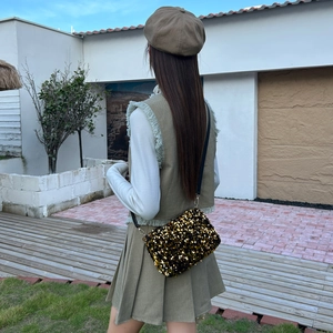 Fashionable small square sequin shoulder bag in black and gold for a retro style