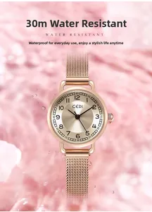 Détail de montre dorée rose à mailles montrant l'étanchéité 30m dans des vagues roses