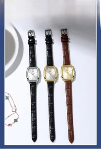 Trois montres femme vintage de forme tonneau avec bracelet cuir et chiffres romains
