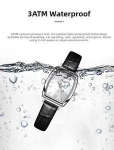 Montre femme forme tonneau avec bracelet cuir noir dans l'eau montrant l'étanchéité 3ATM