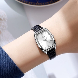 Montre tonneau élégante pour femme en argent avec bracelet en cuir noir et cadran texturé