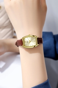 Vue détaillée du cadran tonneau vintage avec chiffres romains et bracelet en cuir